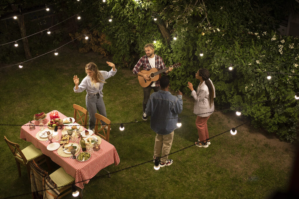 amigos reunidos en la noche bajo un árbol